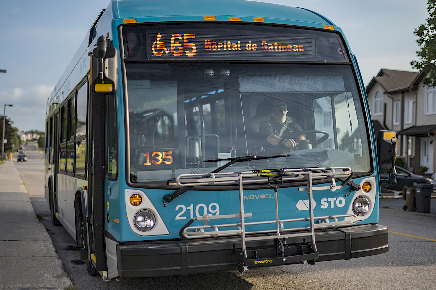 Autobus en approche Ligne 65 à destination de l'Hôpital de Gatineau