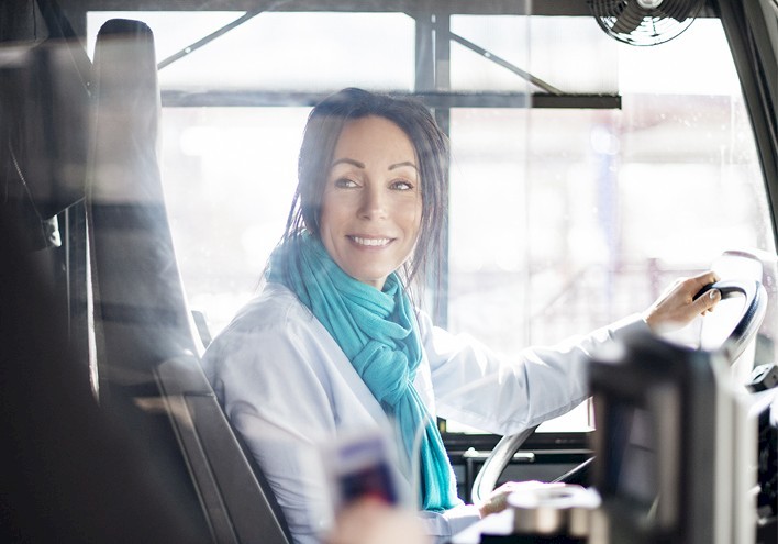 Chauffeure au volant